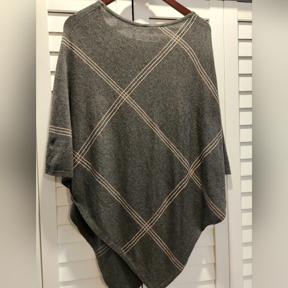 Grey poncho - Picture 2 of 5